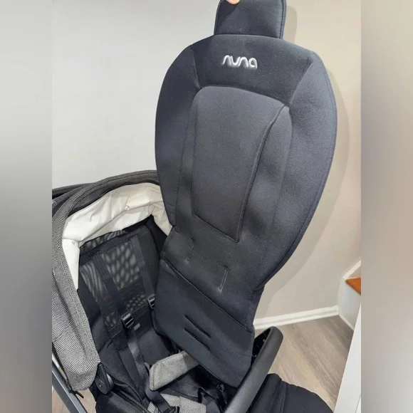 Nuna mixx Black and Gray Stroller in Excellent condition. - Picture 7 of 13